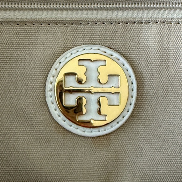 TORY BURCH Ella Tote Bag in White Patent Leather and Beige Raffia/Canvas Fabric - Picture 11 of 13